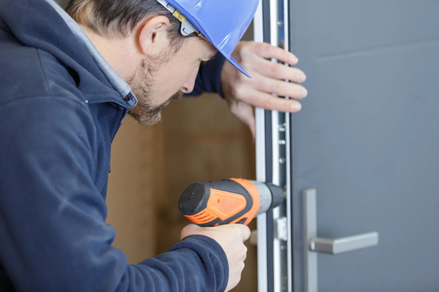 Réglage d'une poignée et de la gâche d'une porte de pavillon à Noisy-le-Roi